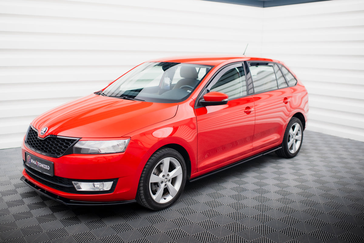 Splittersett til Skoda Rapid Spaceback montert på bil, sett fra siden