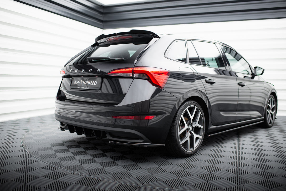 Bak valance og bakre side splittere på Skoda Scala sett bakfra