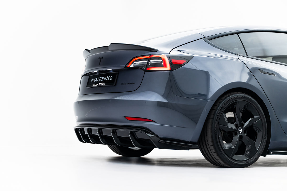 Sideskjørt fra splittersett installert på Tesla Model 3 i hvit lakk