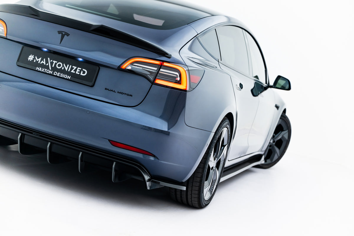 Splittersett til Tesla Model 3 lagt ut på flat overflate før montering