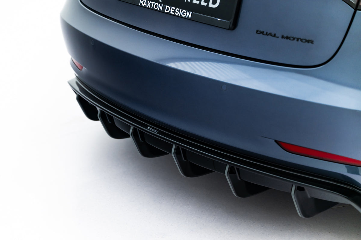 Tesla Model 3 med splittersett fotografert fra lav vinkel forfra