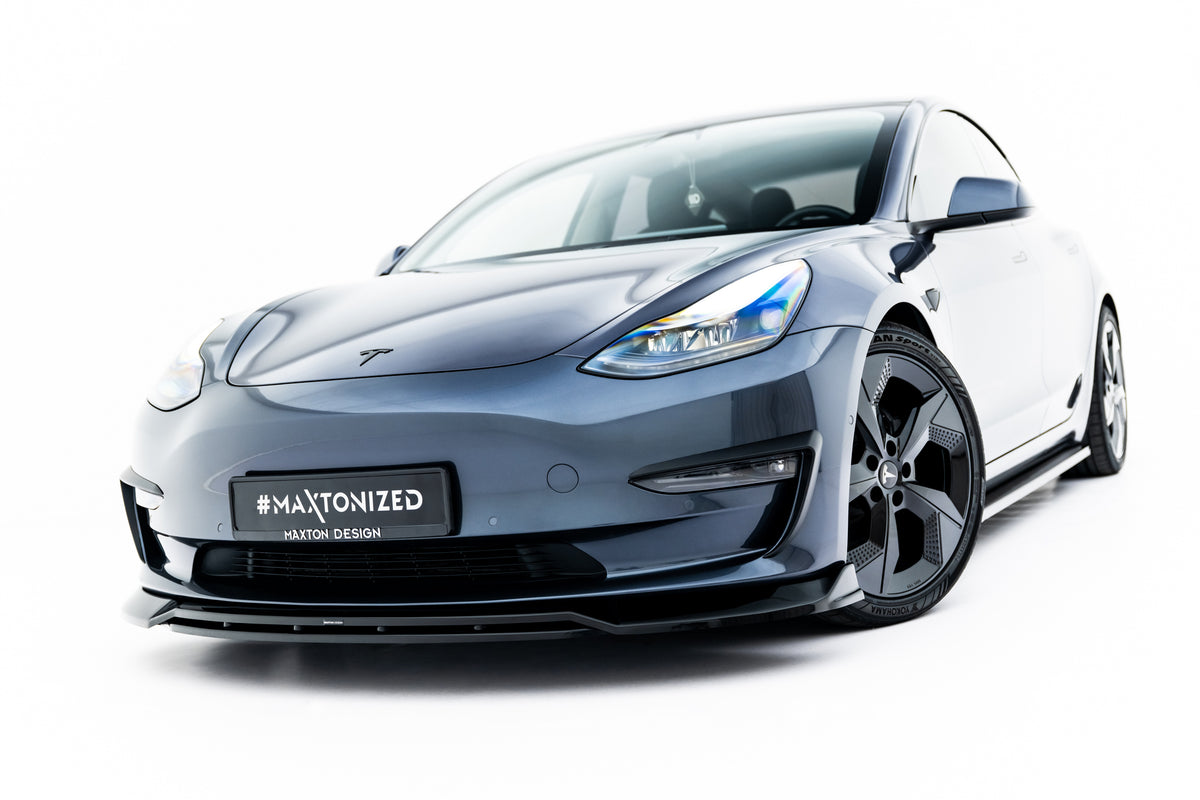 Tesla Model 3 med splittersett parkert utendørs, helbildevisning