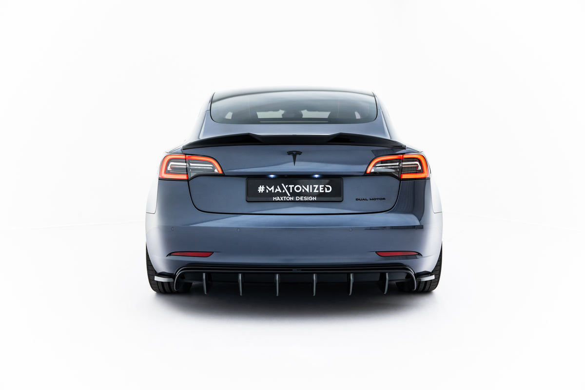 Tesla Model 3 sett fra passasjersiden med montert sideskjørt og splitter