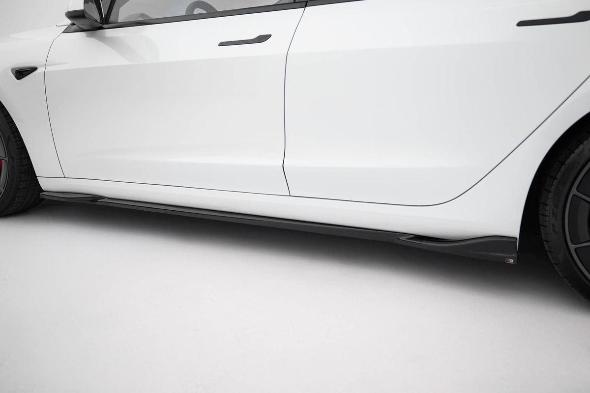 Tesla Model 3 Performance Facelift med splittersett fotografert i trekvart vinkel bakfra