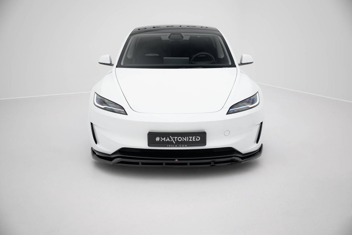 Sideprofil av Tesla Model 3 Performance med komplett splittersett installert