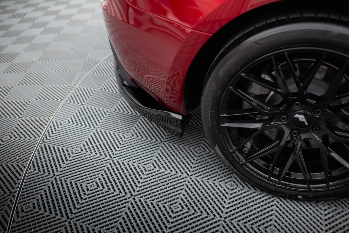 Nærbilde av frontsplitter i svart for Tesla Model 3 Project Highland Facelift
