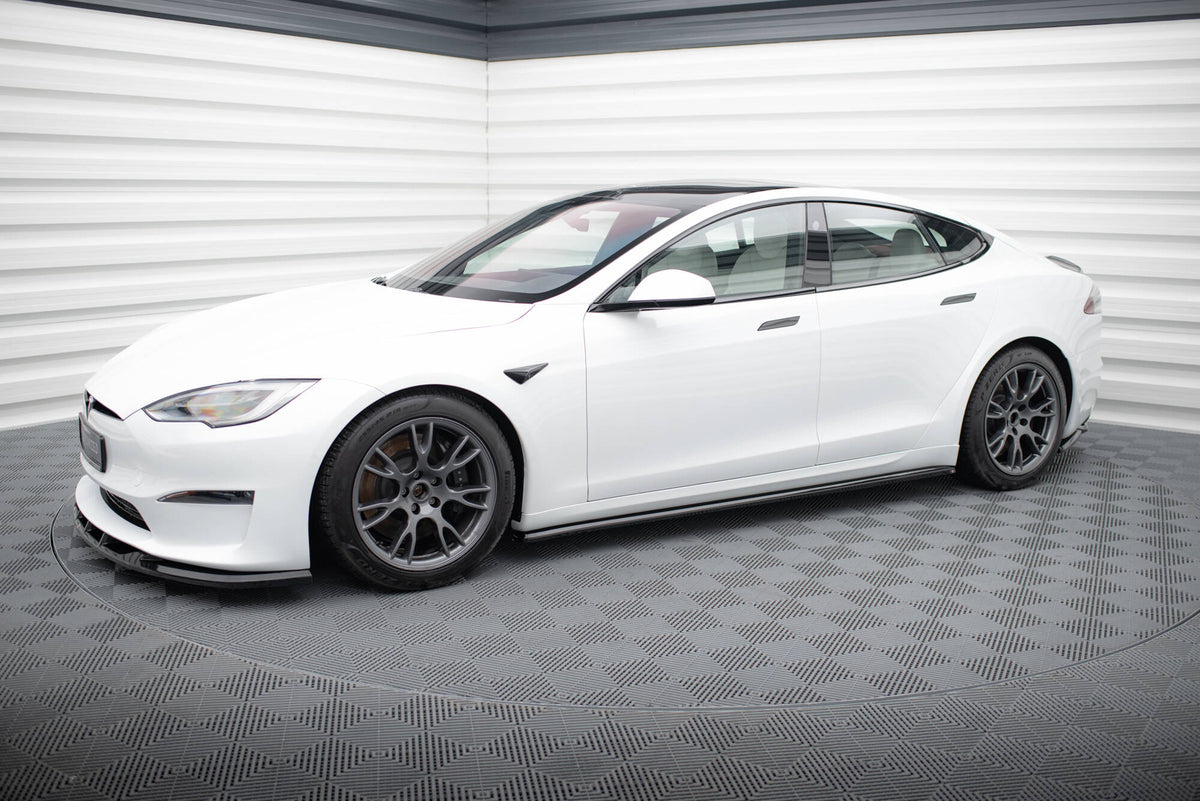 Splittersett fra Maxton Design montert på Tesla Model S Plaid, sett forfra i skrå vinkel