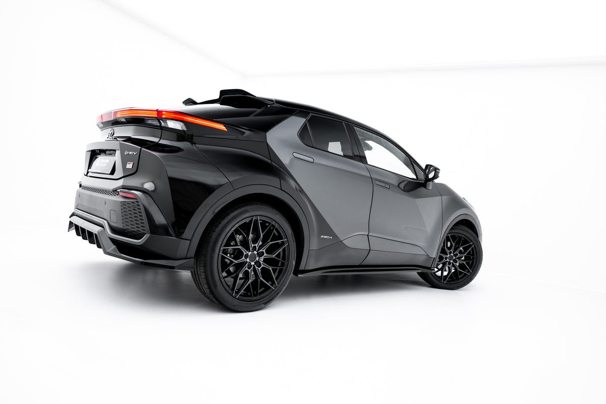 Maxton Design splittersett body kit montert på Toyota C-HR MK2 sett forfra på hvit bakgrunn