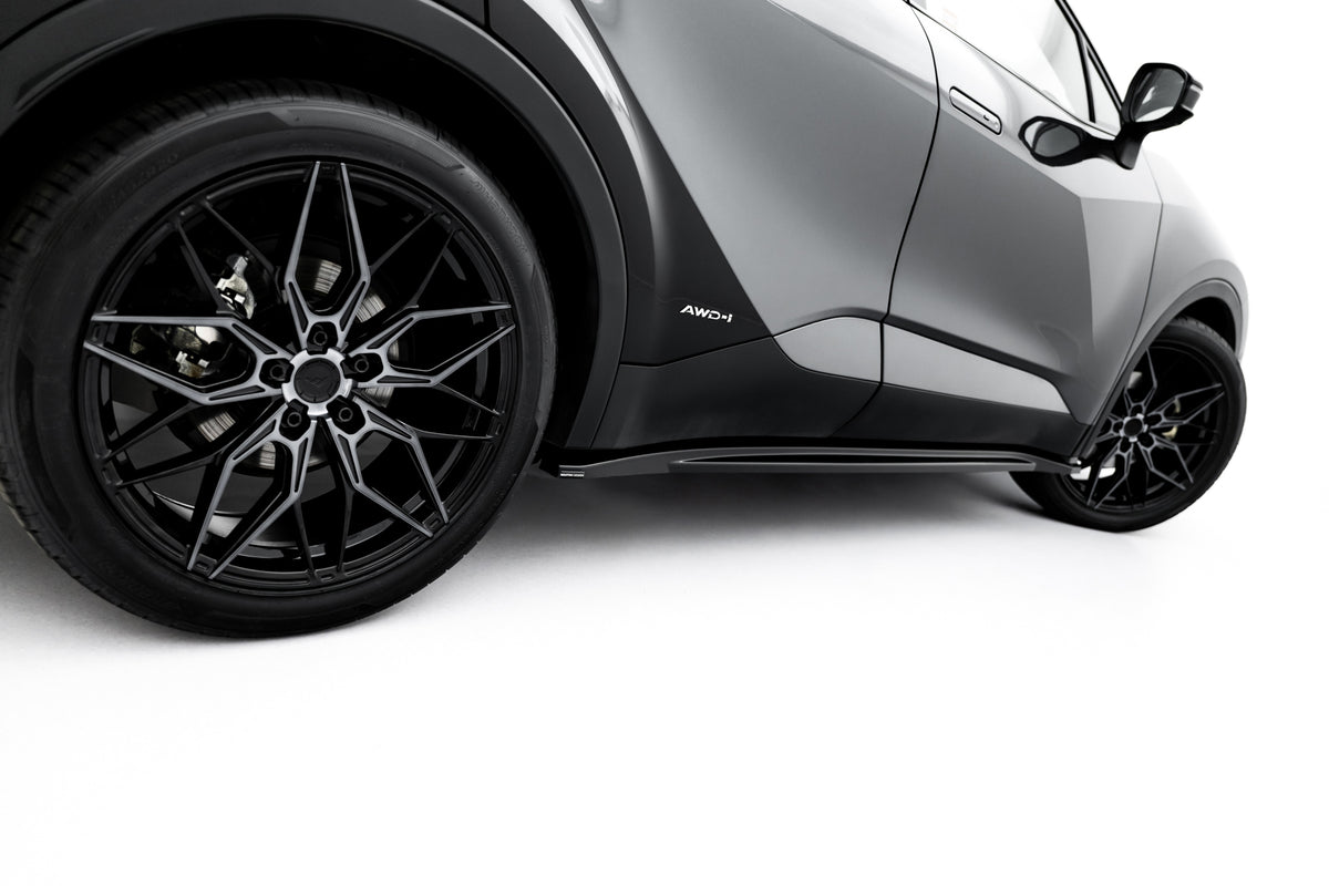 Toyota C-HR MK2 med Maxton Design body kit sett fra skrå vinkel foran, sort splitter synlig