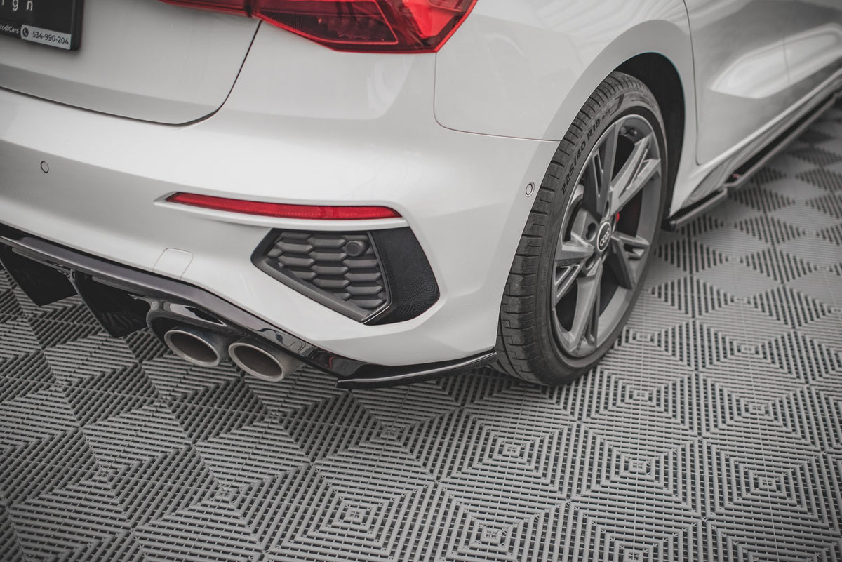 Splittersett Audi A3 S-Line Sportback 8Y V.1 montert sett bakfra som viser helhetlig design på hele bilen