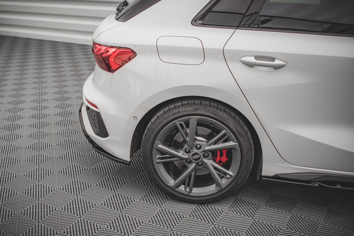 Materialdetalj av splittersett Audi A3 S-Line Sportback 8Y V.1 i slitesterkt ABS-plast med matt sort overflatefinish