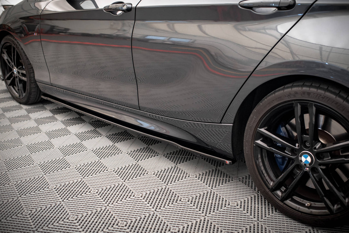 Splittersett BMW M140i F20 Facelift V.1 på hvit bil sett i skrått perspektiv