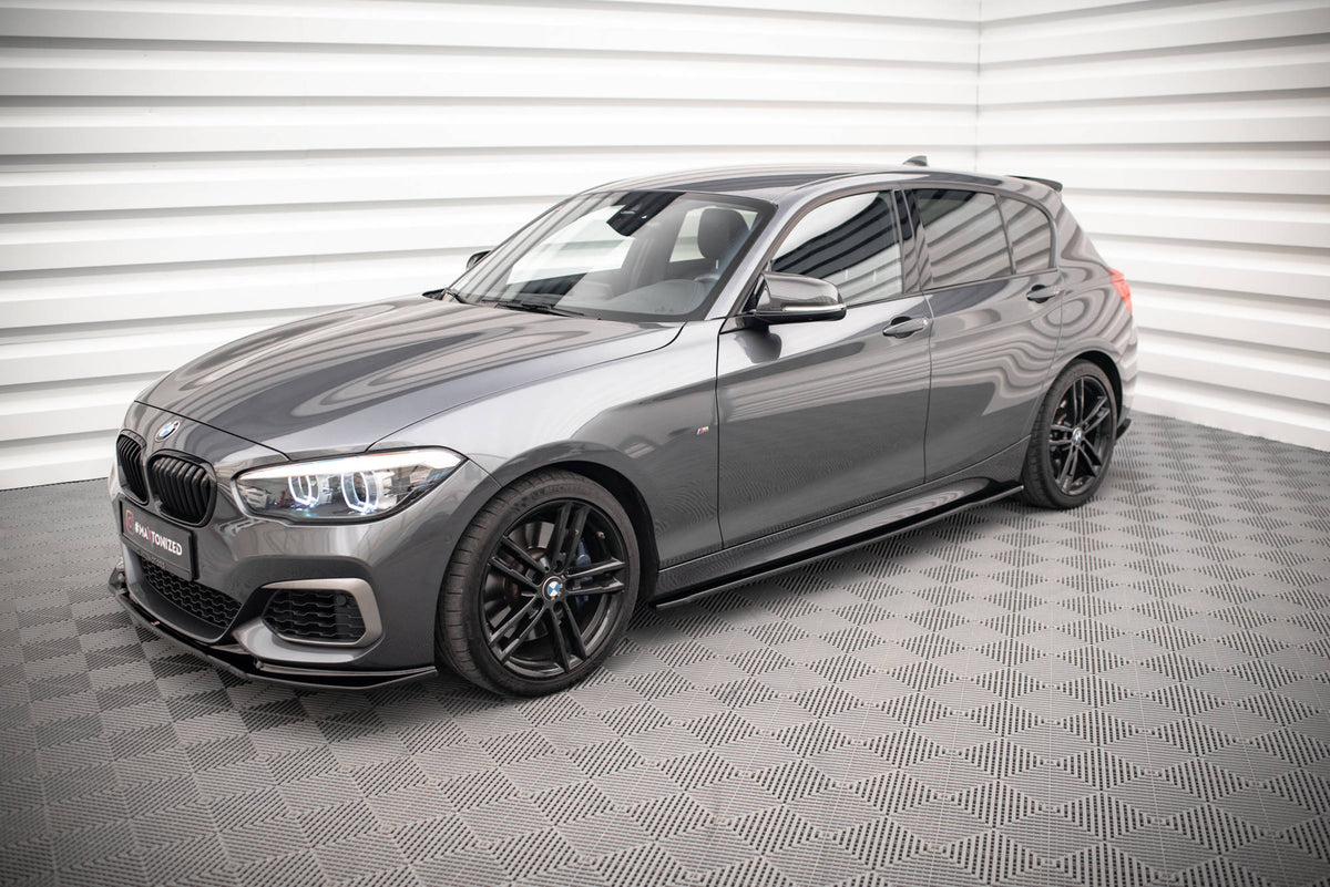 Splittersett BMW M140i F20 Facelift V.1 montert på frontspoiler i sort finish