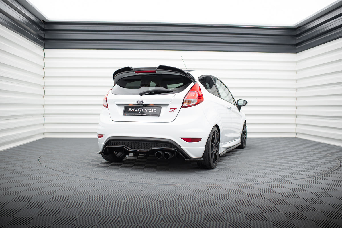 Nærbilde av blank sort ABS-overflate på splittersett til Ford Fiesta ST Mk7 Facelift