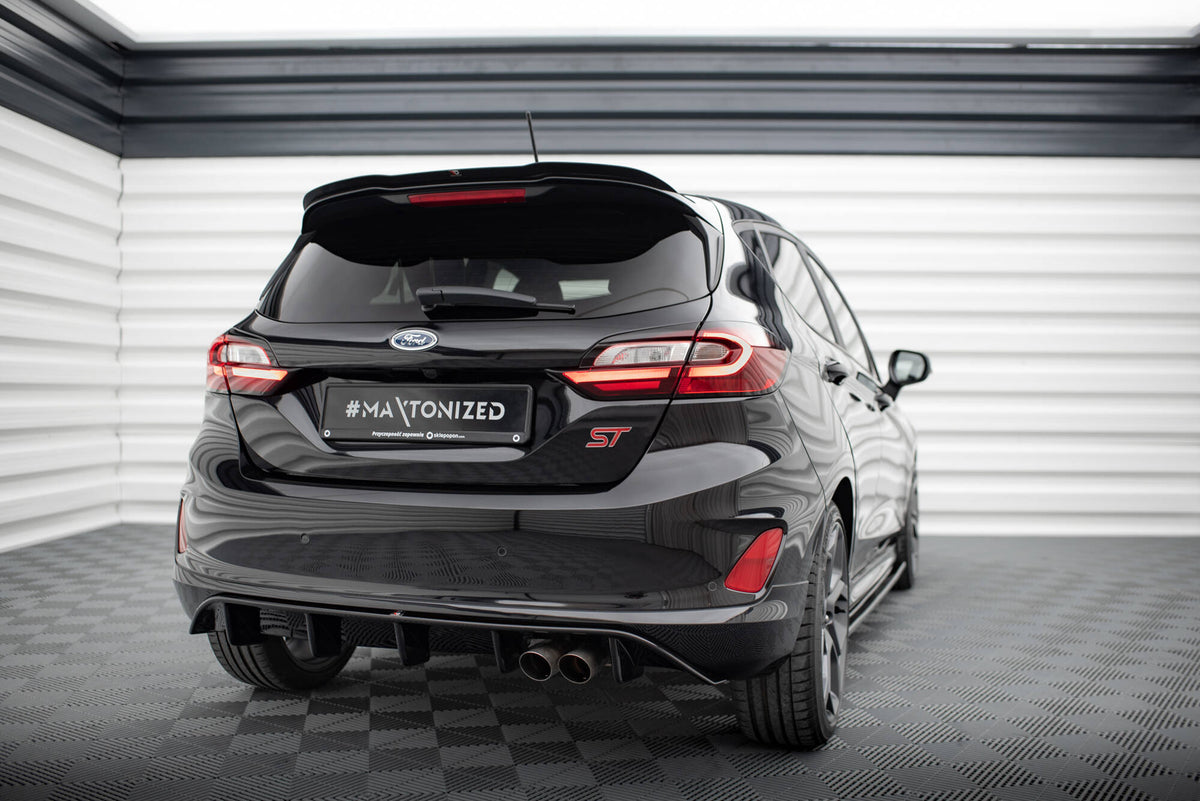 Front splitter fra Maxton Design på Ford Fiesta ST MK8 Facelift i nærbilde