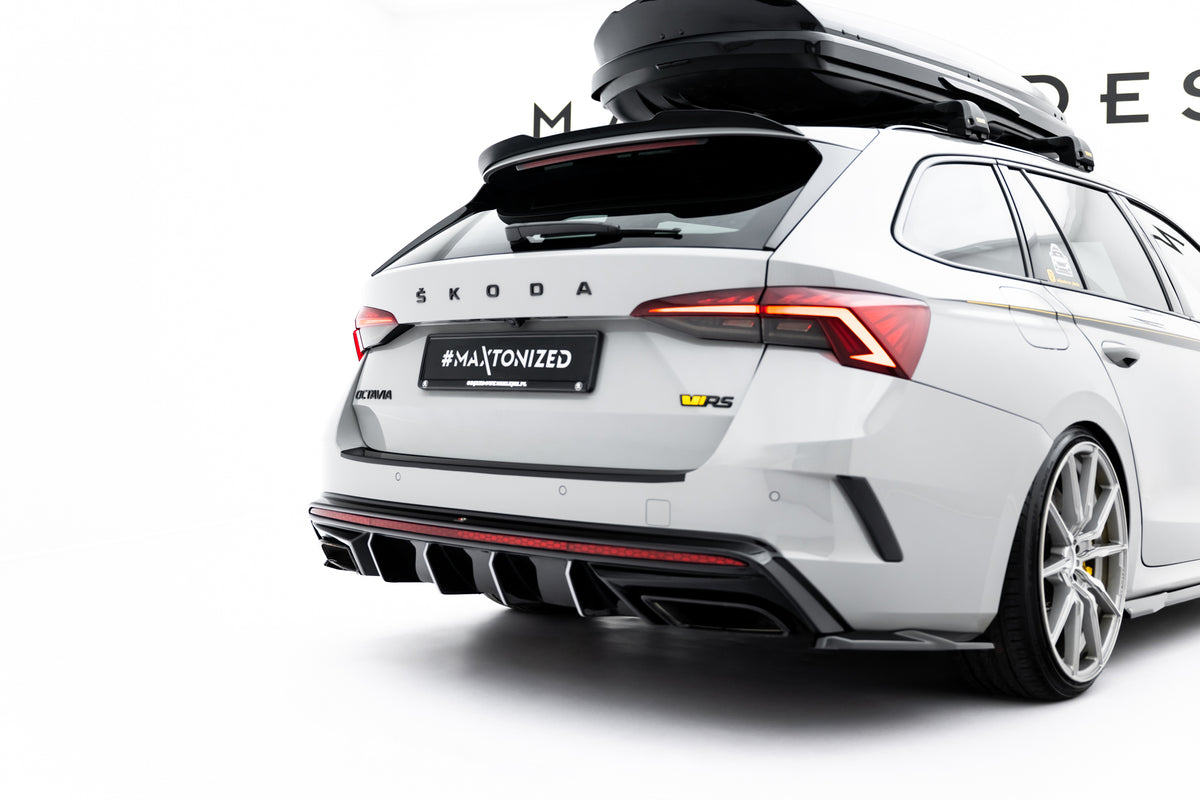 Bakre valance og side splittere på Skoda Octavia RS Combi sett bakfra