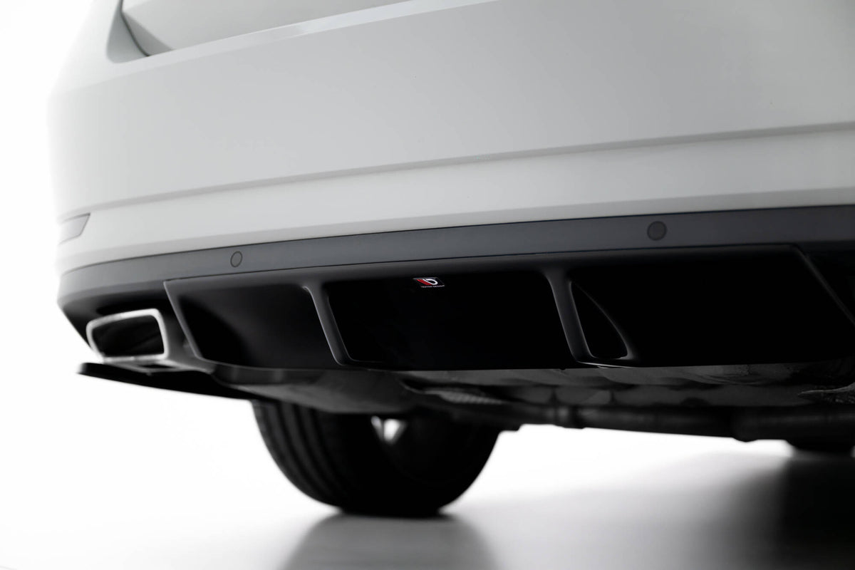 Front splitter fra Maxton montert på Skoda Superb MK3 i nærbilde