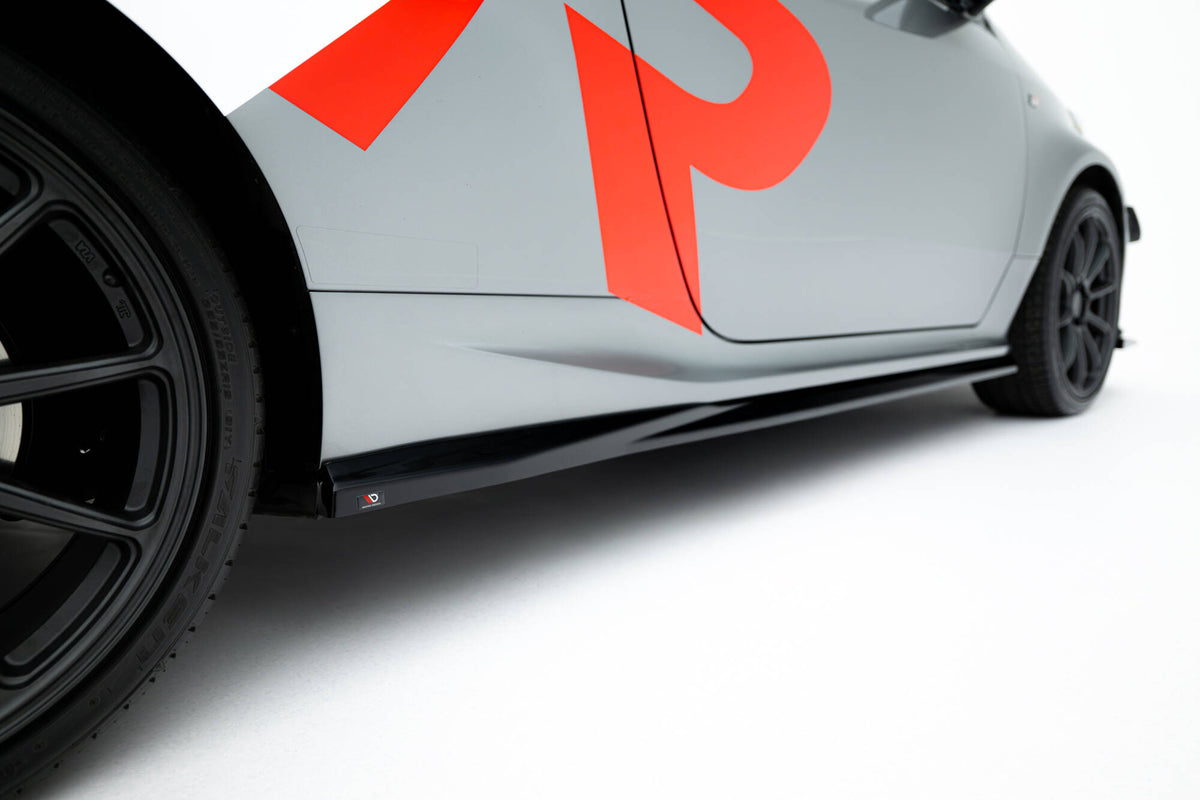 Toyota GR Yaris MK4 Facelift med Maxton splittersett sett fra siden i profil