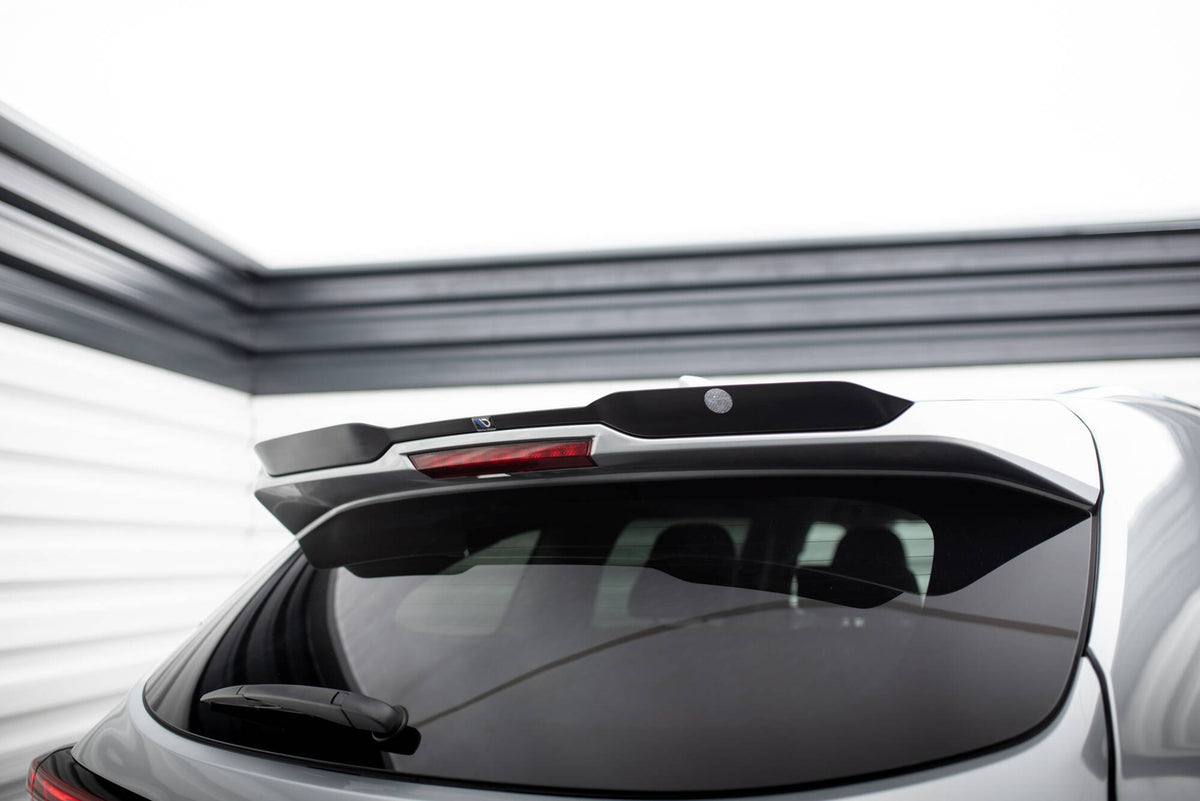Front splitter fra Maxton Design montert på Toyota Highlander MK4 i nærbilde