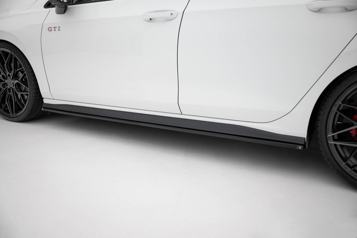 Bodykit splitter V.1 til VW Golf 8 GTI Facelift montert på VW Golf 8 i kjøremiljø