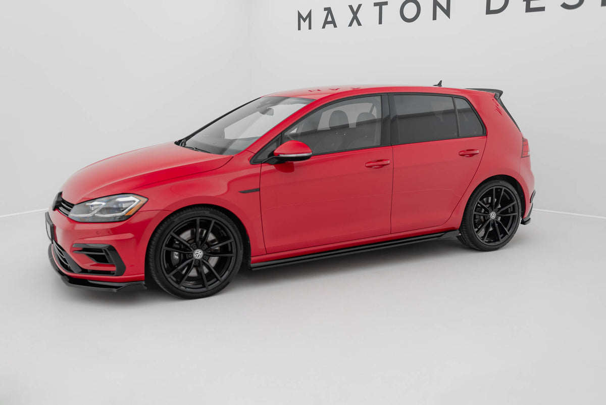 Splittersett V.1 montert på VW Golf R MK7 Facelift, sett forfra i skrå vinkel