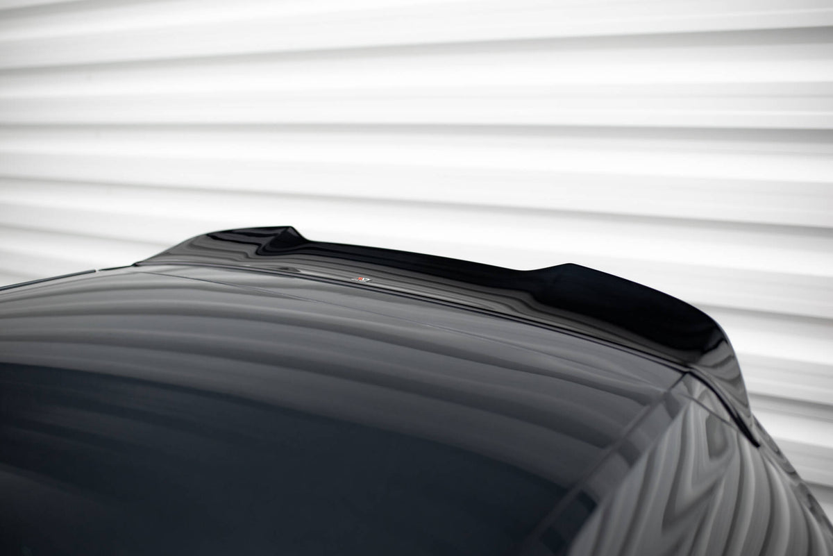 Frontsplitter på VW Golf R MK7 Facelift vist nedenfra med monteringsdetaljer