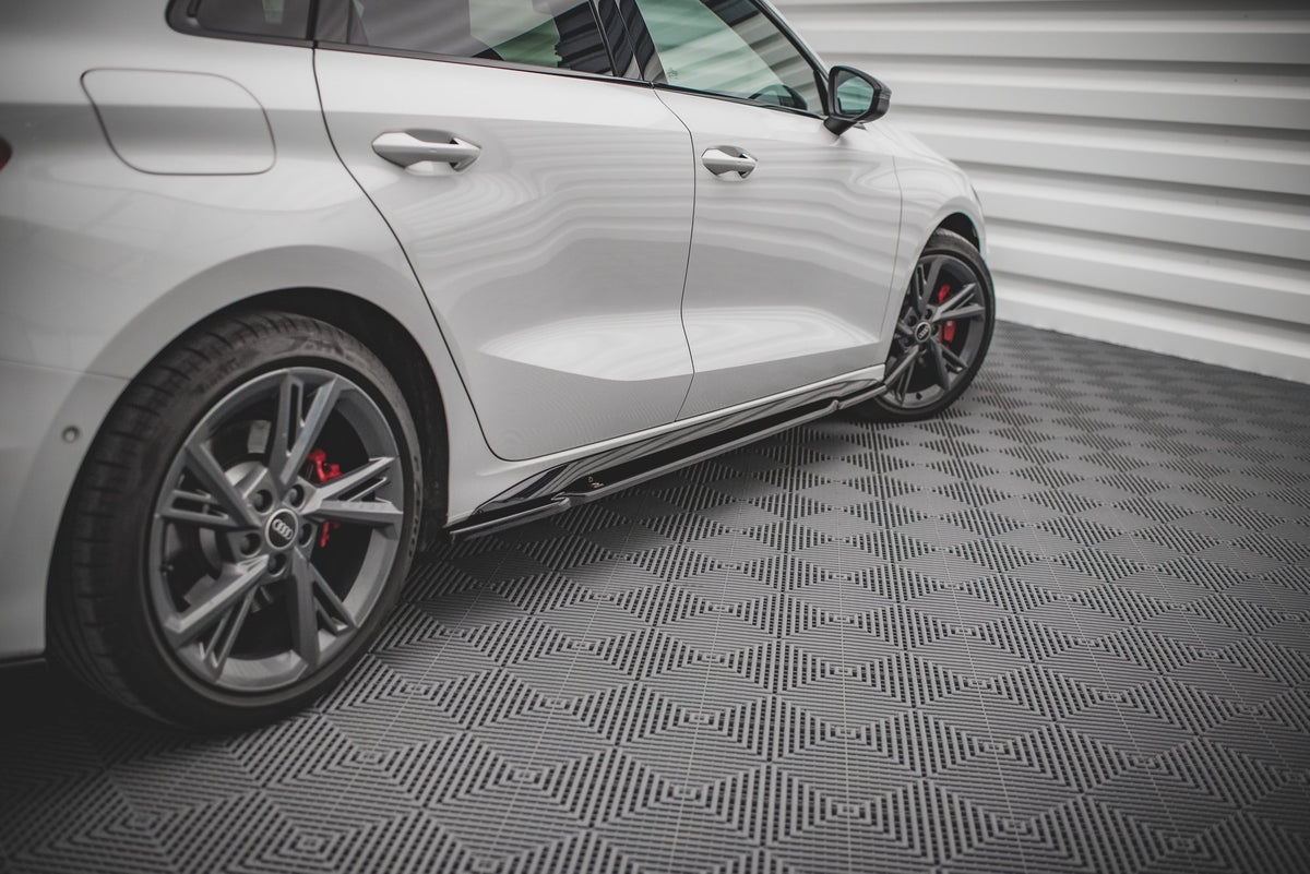 Splittersett Audi A3 S-Line Sportback 8Y V.2 under montering på frontspoiler med synlig festepunkter