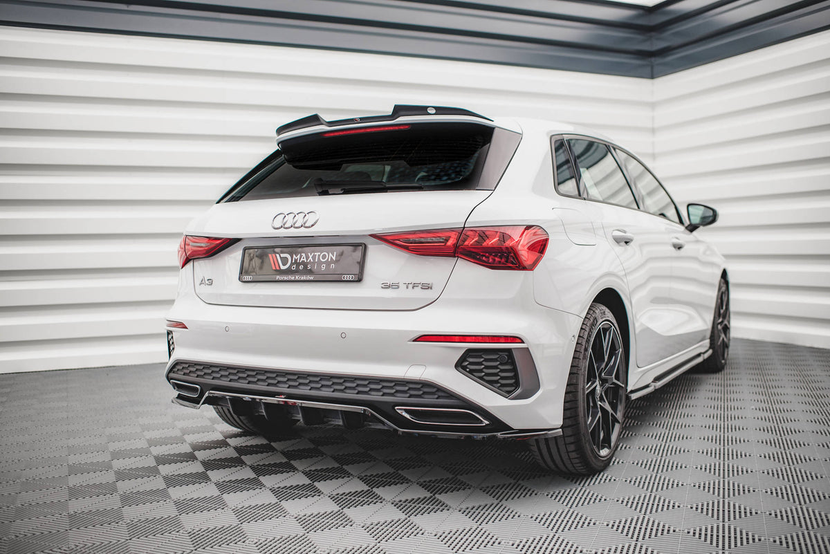 Nærbilde av ABS-materiale på splittersett Audi A3 S-Line Sportback 8Y V.2 med holdbar sort finish