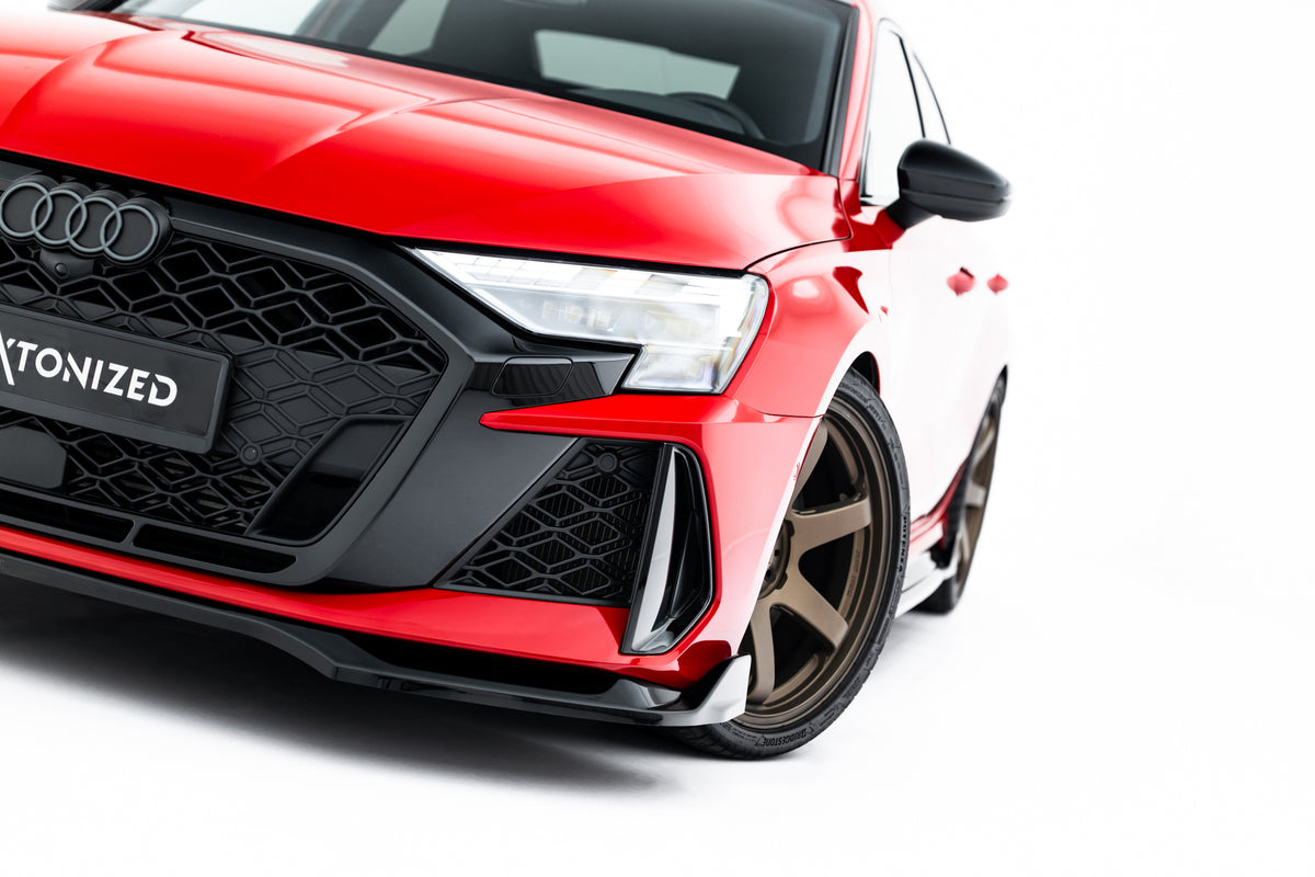 Sidevisning av Splittersett Audi RS3 Sedan 8Y Facelift V.2 som viser sideskjørtene langs hele dørpanelet