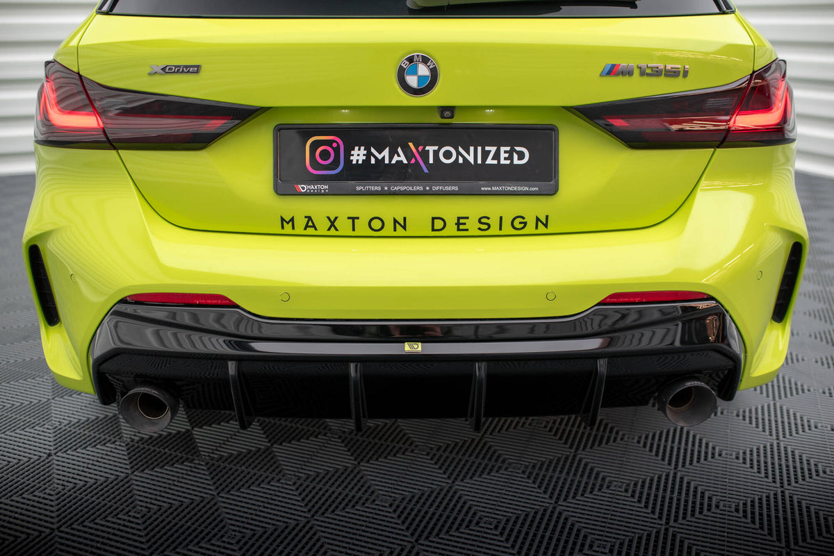 M-Maxton frontleppe V.2 på BMW M135i F40 – nærbilde