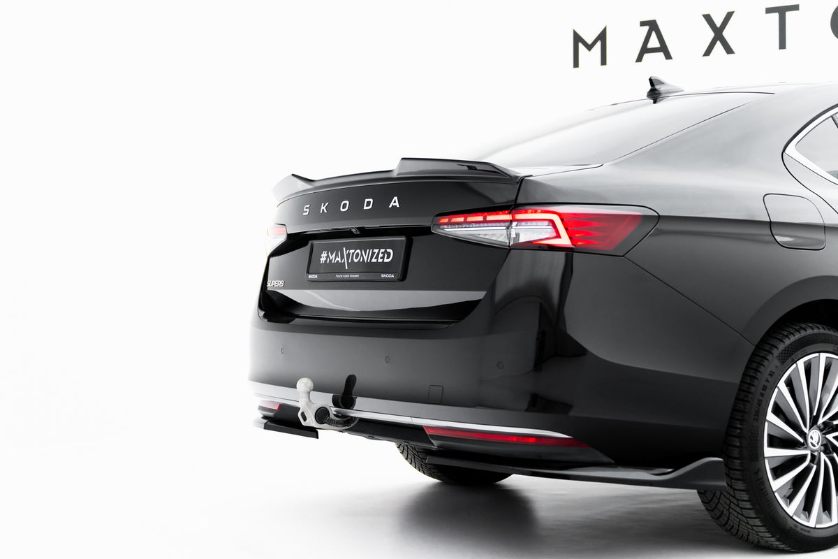 Bakre valance og side splittere på Skoda Superb Sedan sett bakfra