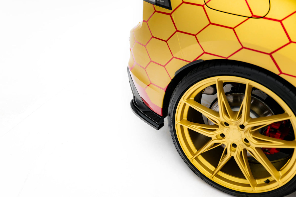 Bodykit splitter V.2 til VW Golf 8 GTI Clubsport / GTI Facelift sett skrått bakfra