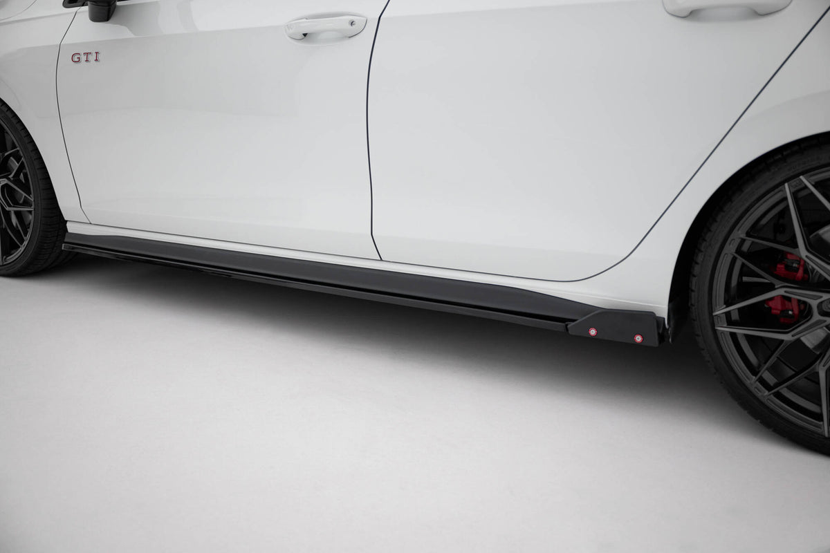 Bodykit splitter V.2 til VW Golf 8 GTI Facelift montert på bil med sportslig styling