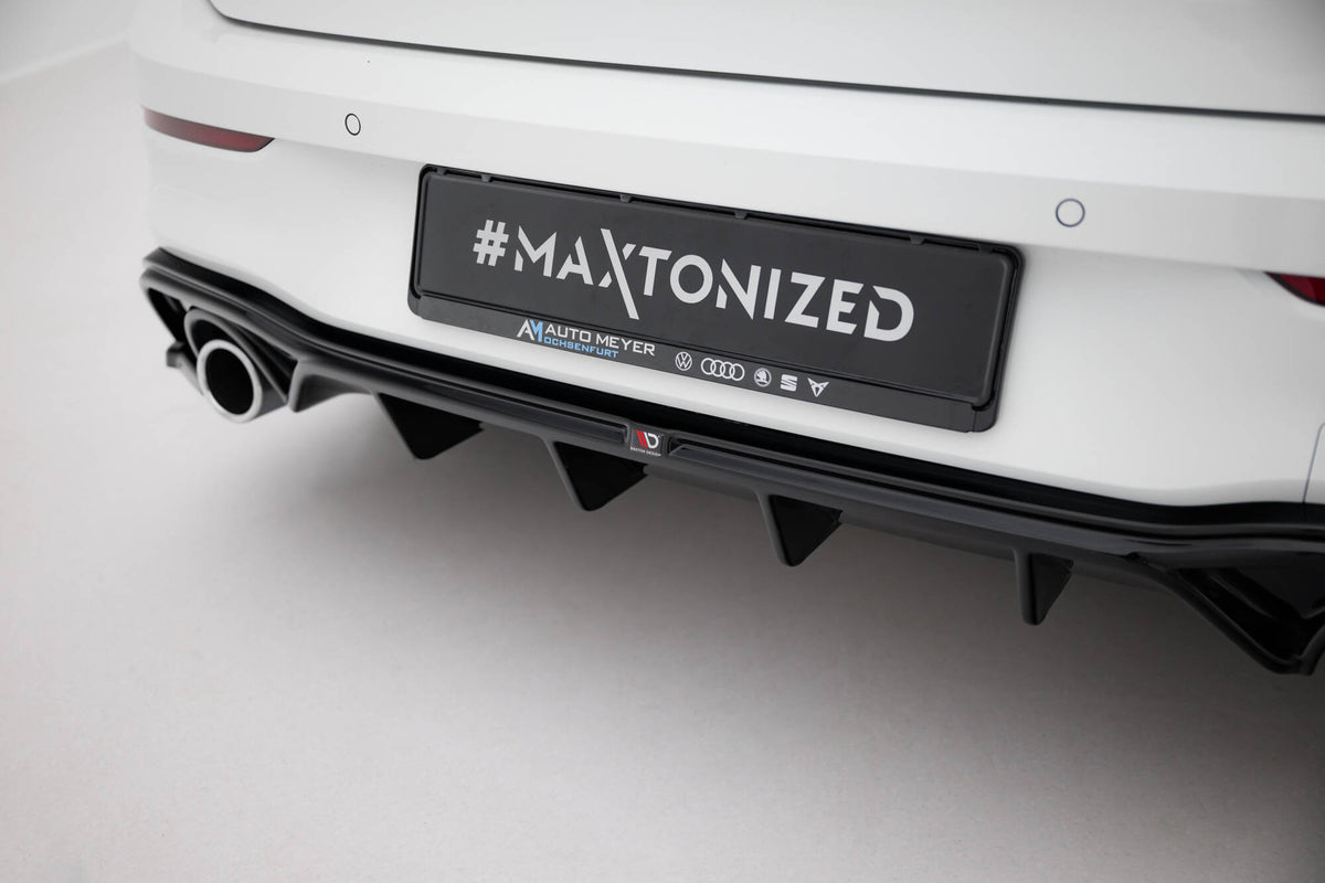 Bodykit splitter V.2 for VW Golf 8 GTI Facelift sett skrått forfra