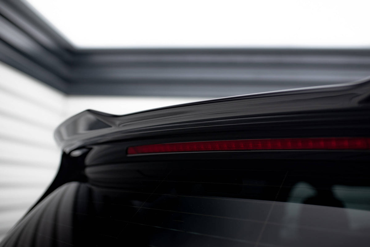 Spoiler cap for VW Golf R MK7 Facelift vist fra skrå vinkel ovenfra
