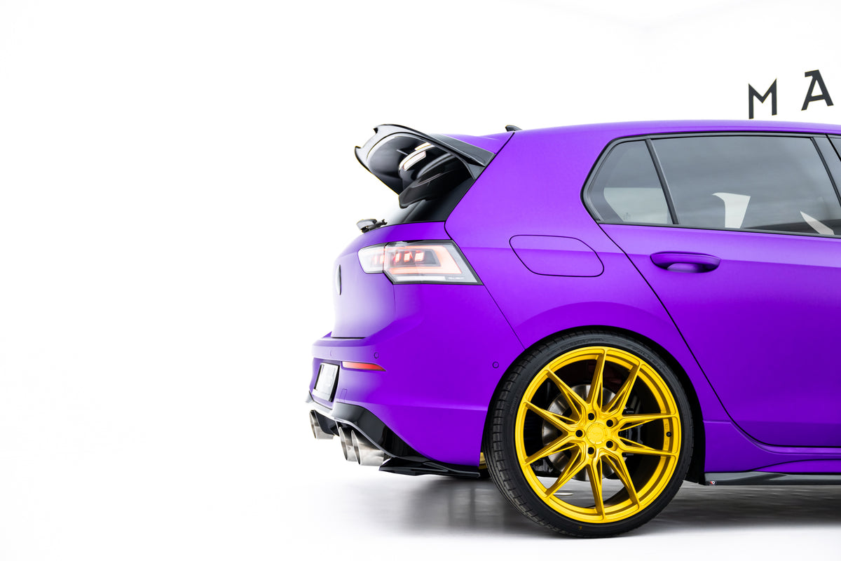 Splittersett V.2 for VW Golf 8 R Facelift montert på bil med sportslig styling