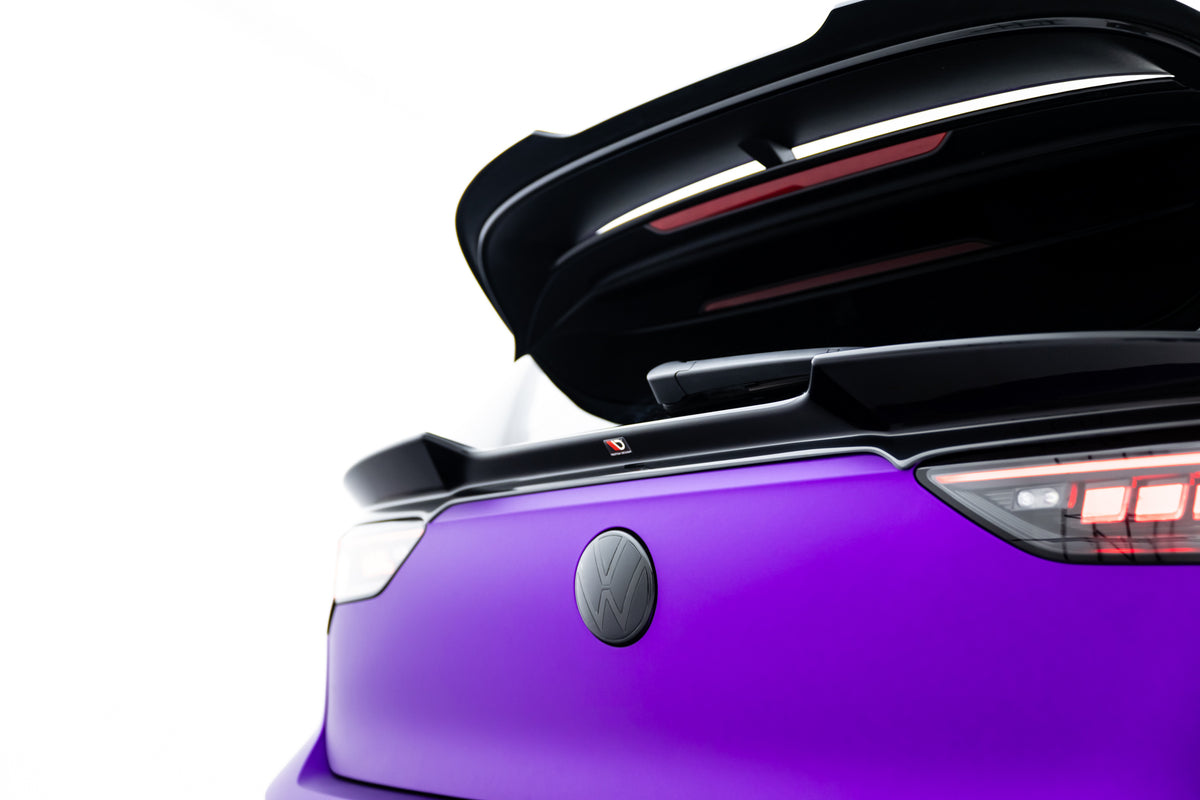 Bodykit splitter V.2 til VW Golf 8 R Facelift installert på svart Golf 8 med felger