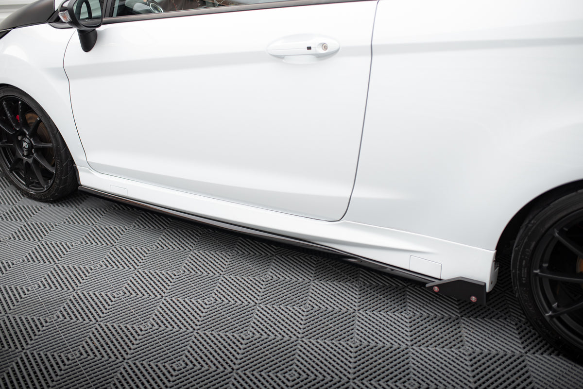 Detalj av Gloss Black-finish på splittersett til Ford Fiesta ST
