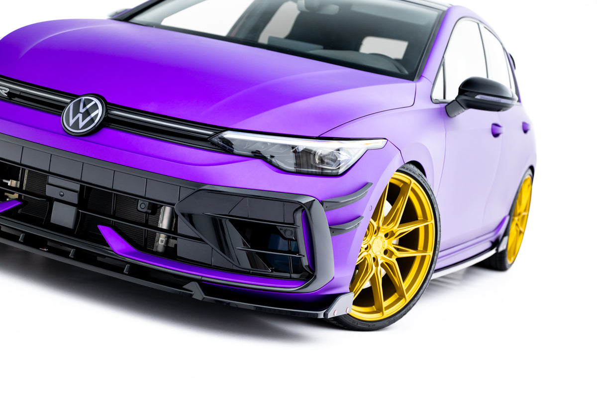 Front- og sideplitter V.4 til VW Golf 8 R Facelift – nærbilde av monteringspunkter og festemekanisme