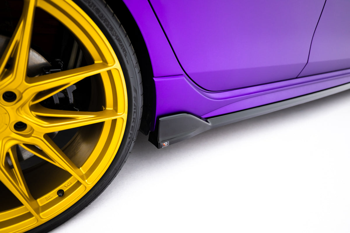 Front- og sideplitter V.6 til VW Golf 8 R Facelift – nærbilde av overflatestruktur i sort ABS-plast