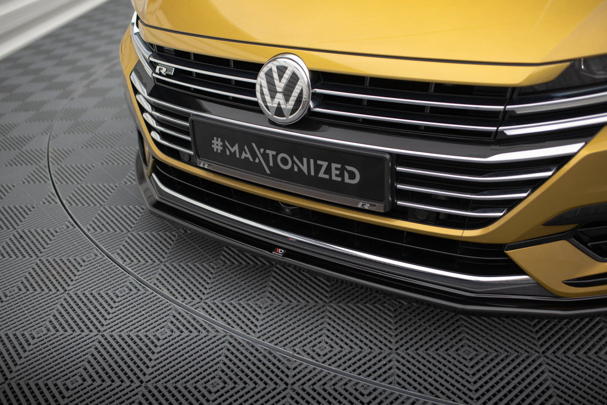 Nærbilde av frontsplitter-kanten montert på VW Arteon R-Line fra lav vinkel