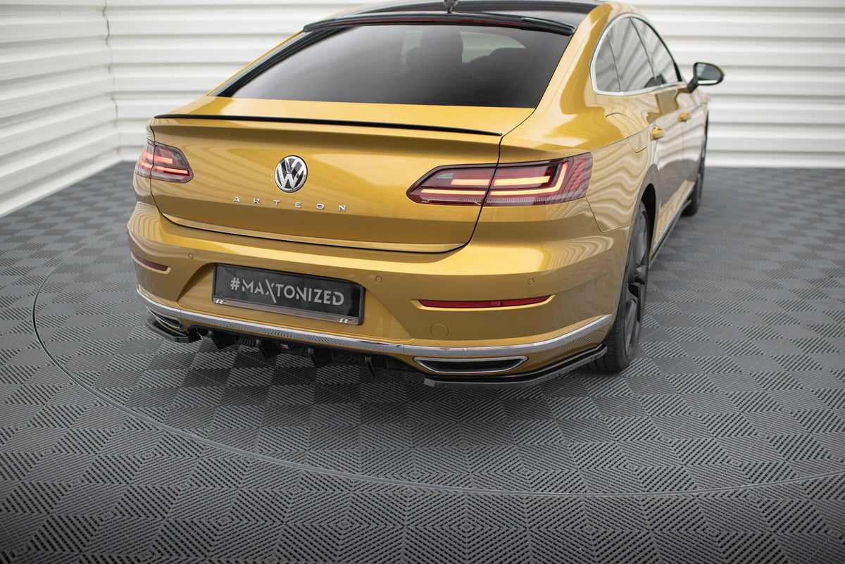 VW Arteon R-Line bakfra med montert diffuser og synlige eksosutskjæringer