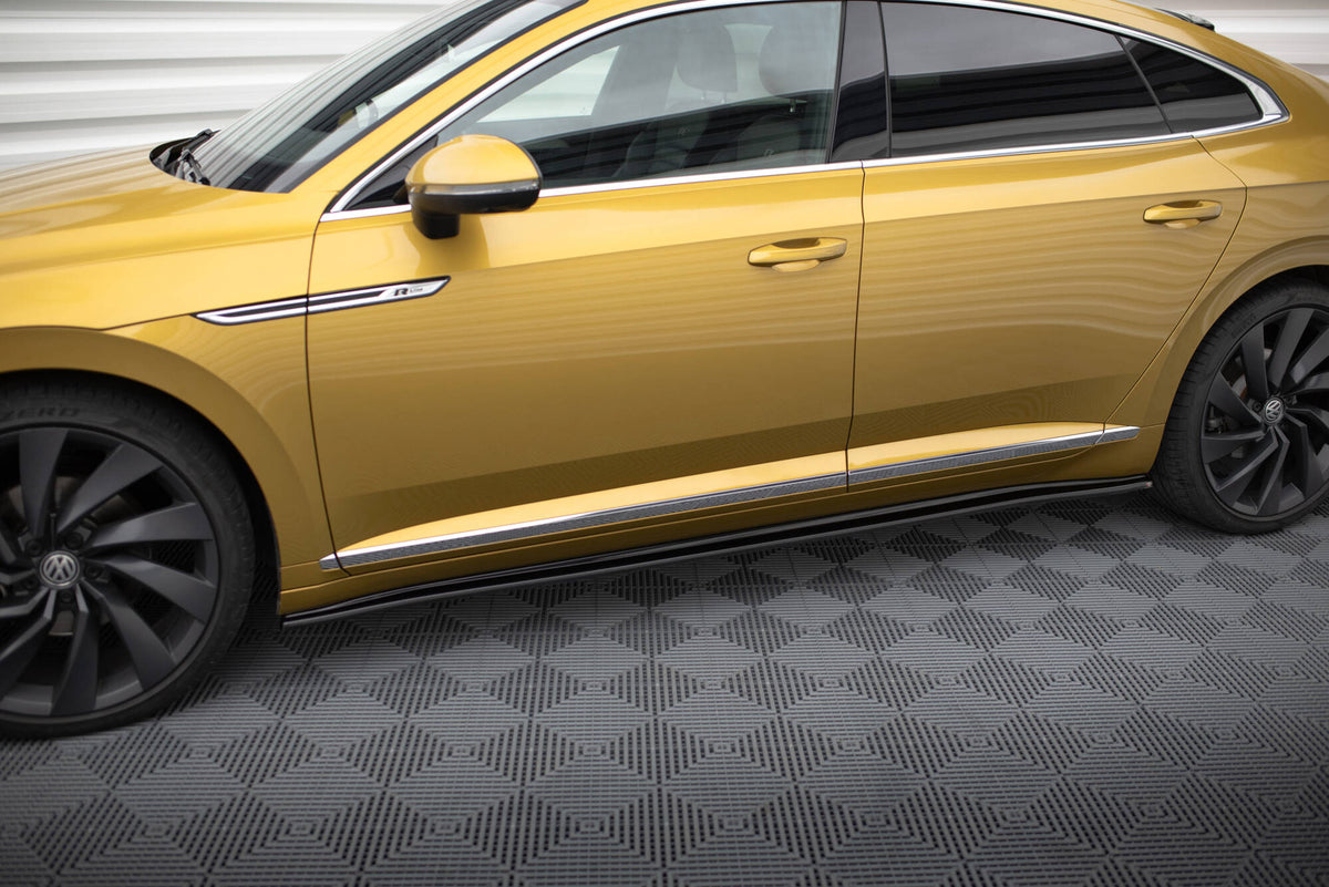 VW Arteon R-Line med splittersett sett fra passasjersiden i trekvart perspektiv