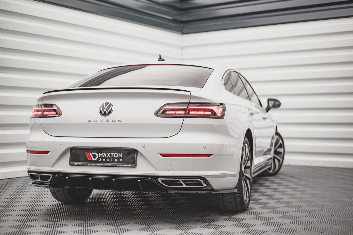 Nærbilde av bakre diffuser på VW Arteon Facelift som viser integrasjon med eksosutsnitt