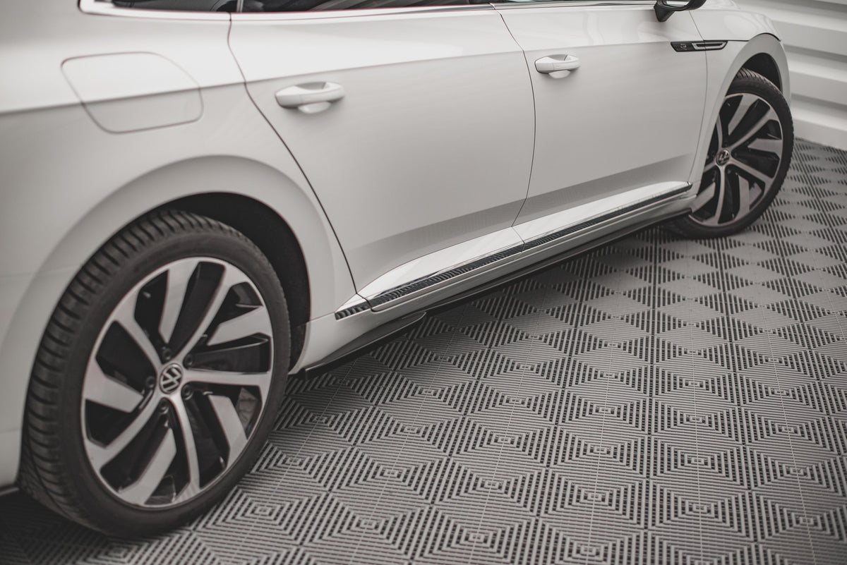 Detaljbilde av festepunkter og monteringsløsning på sideskjørt-splitter til VW Arteon Facelift