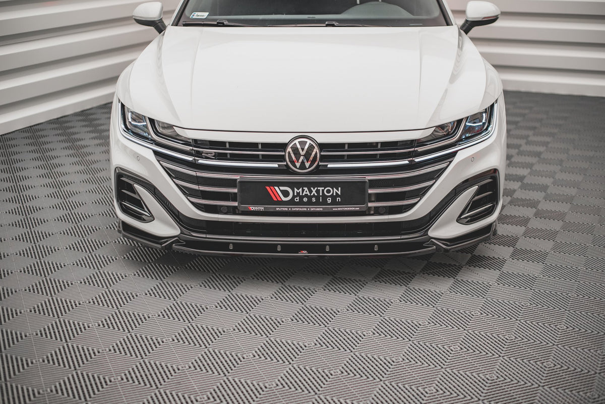 Bakre diffuser montert under støtfangeren på VW Arteon R-Line Facelift, sett bakfra