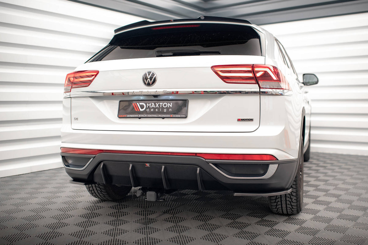 Front splitter til Volkswagen Atlas Cross Sport montert på bil, sett forfra