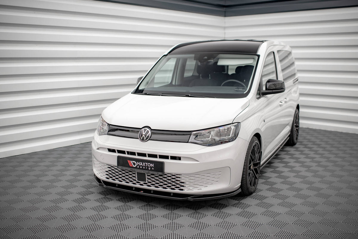 Nærbilde av sideskjørt fra M-Maxton splittersett til VW Caddy Mk5 som viser aerodynamisk design