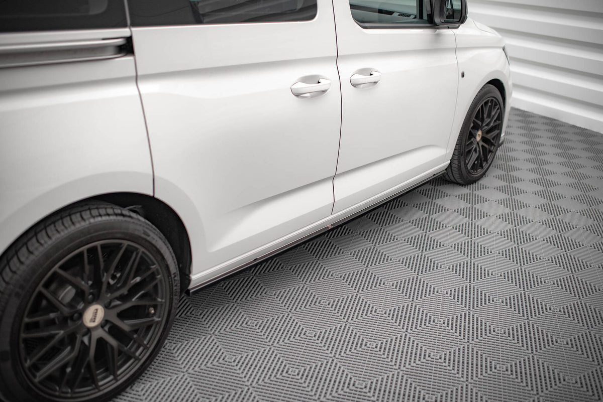 Frontsplitter fra M-Maxton splittersett for VW Caddy Mk5 holdt opp for å vise kurvaturen og formen