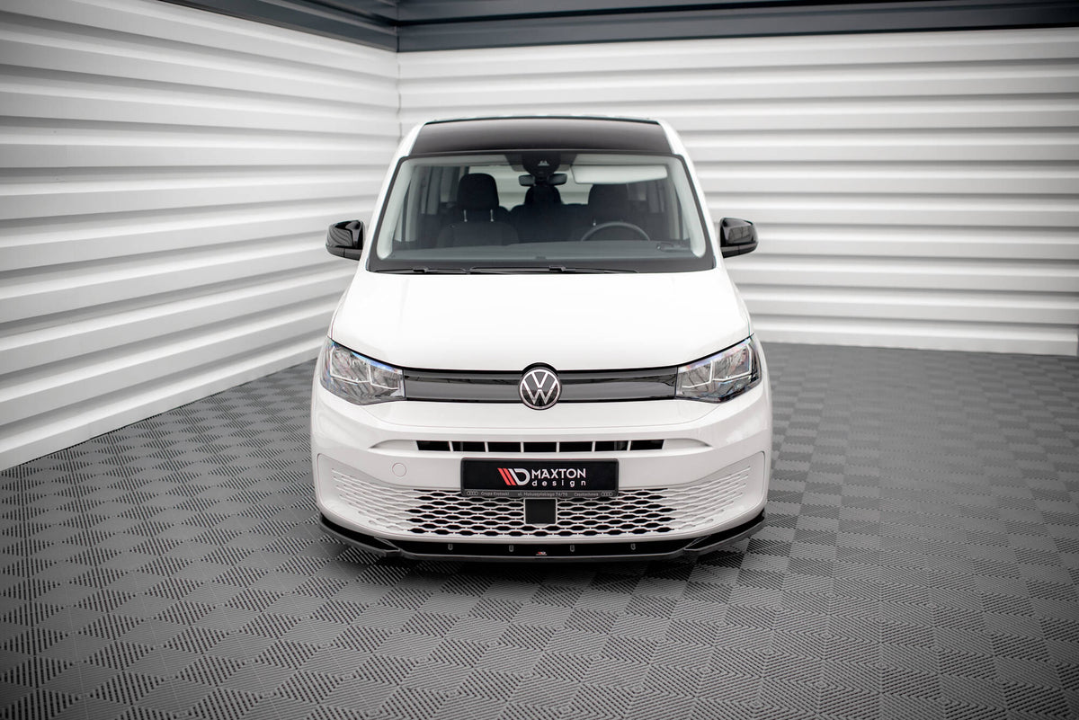 M-Maxton splittersett for VW Caddy Mk5 montert på bil sett fra siden, viser helhetsinntrykket på kjøretøyet